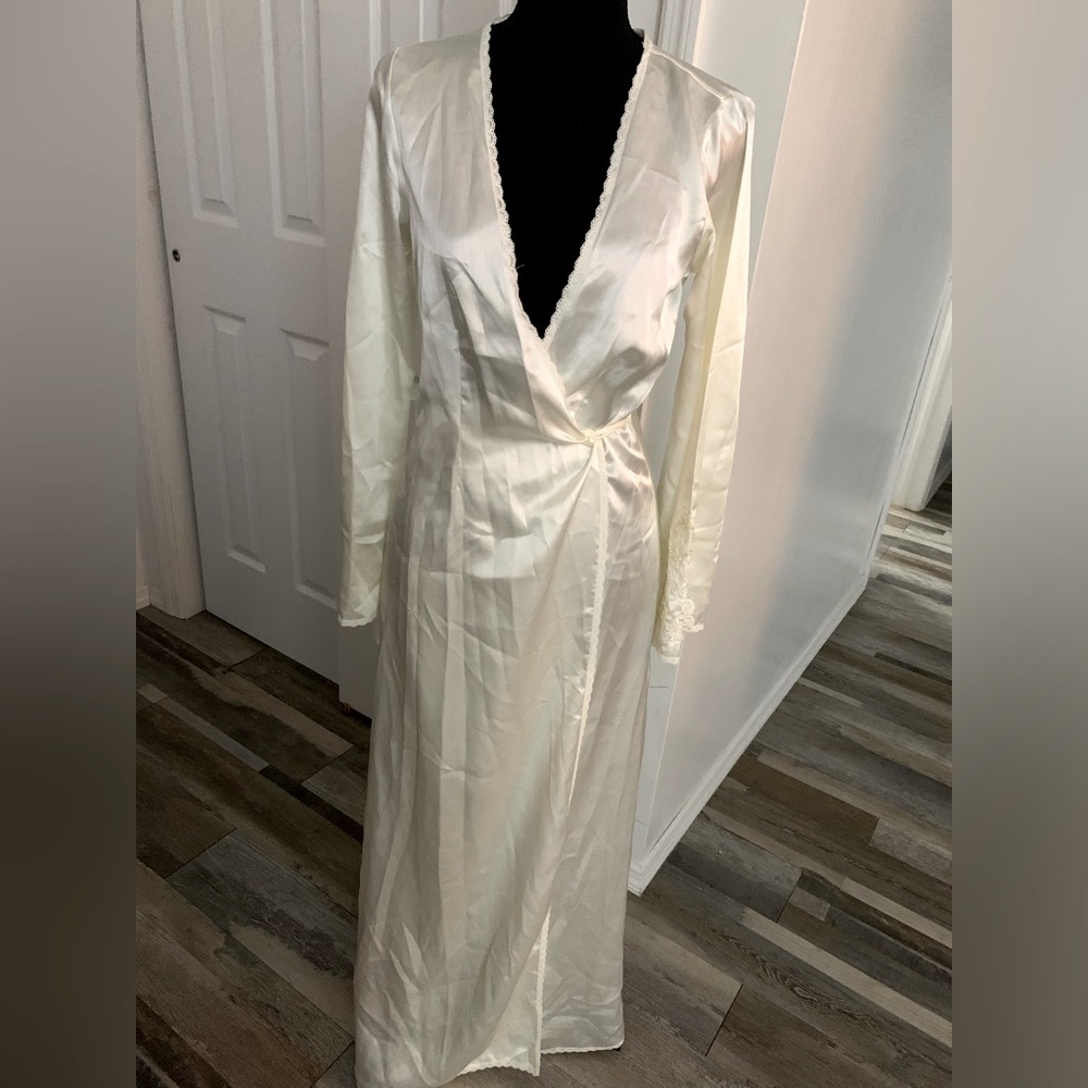 Victoria Secret white long robe with sequins trim XXS- NO. BELT (Missing)